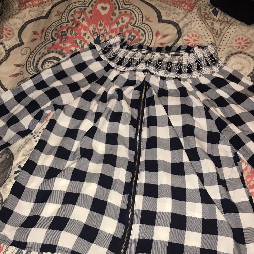 Off the shoulders shirt with zipper